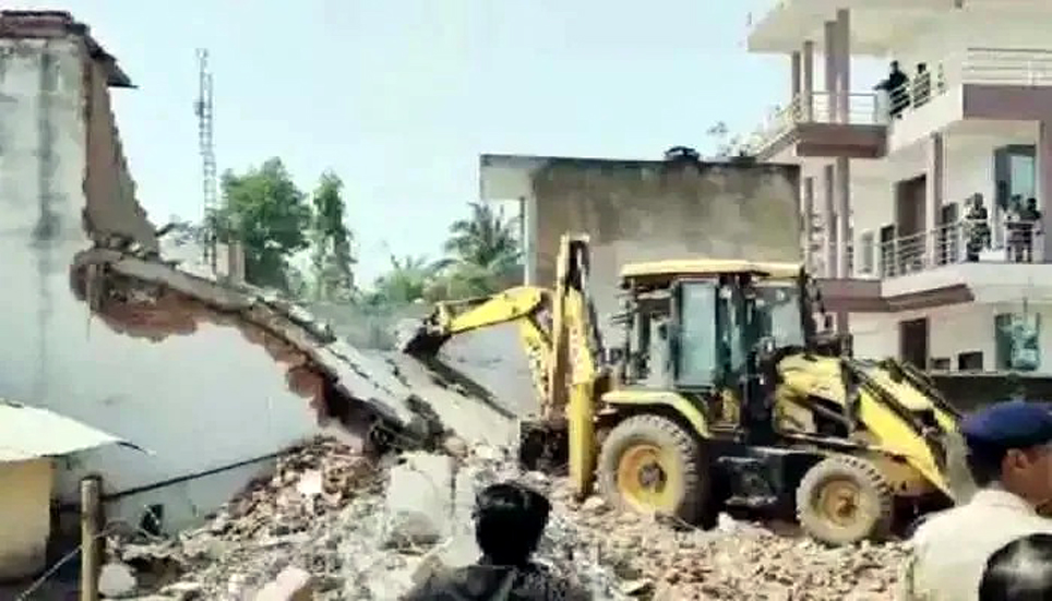 মধ্যপ্ৰদেশত জনজাতীয় নাবালিকাক দলবদ্ধ ধৰ্ষণ, অভিযুক্তৰ ঘৰ ভাঙিলে প্ৰশাসনে 3 MP 02 | ASSAM TIMES POST