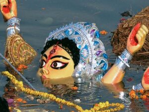 Vijaya Dashami I মূৰ্তি বিসৰ্জনৰ সময়ত পানীত বাগৰিল ট্ৰেক্টৰ, পৃথক দুৰ্ঘটনাত নিহত কমেও ১২ 3 Vijaya Dashami I