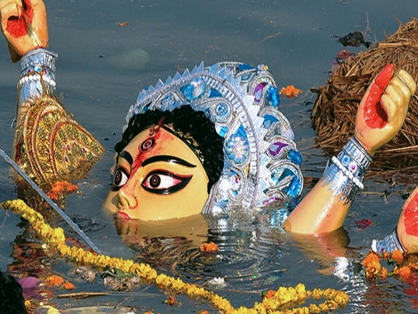 Vijaya Dashami I মূৰ্তি বিসৰ্জনৰ সময়ত পানীত বাগৰিল ট্ৰেক্টৰ, পৃথক দুৰ্ঘটনাত নিহত কমেও ১২ 1 Vijaya Dashami I মূৰ্তি বিসৰ্জনৰ সময়ত পানীত বাগৰিল ট্ৰেক্টৰ, পৃথক দুৰ্ঘটনাত নিহত কমেও ১২