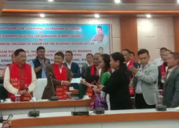 মেডিকেল প্ৰৱেশ পৰীক্ষাত উত্তীৰ্ণ ২২ গৰাকী ছাত্ৰ-ছাত্ৰীক তুলিৰাম ৰংহাঙৰ এককালীন সাহায্য প্ৰদান: