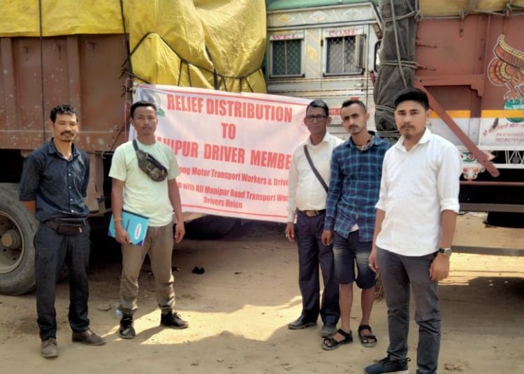 অসম -নাগালেণ্ড সীমান্তত আৱদ্ধ মণিপুৰৰ ট্ৰাক চালক সকলক কাৰবি আংলং মটৰ শ্ৰমিক আৰু চালক সন্থাৰ খাদ্য সামগ্ৰী বিতৰণ:
