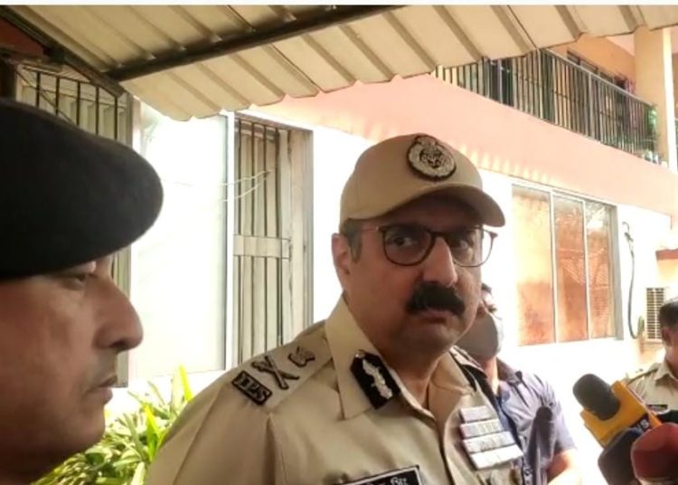 অৱদেশ যাদৱৰ হত্যাকাণ্ড সন্দৰ্ভত আৰক্ষী আয়ুক্তই কি কলে পঢ়ক 1 অৱদেশ যাদৱৰ হত্যাকাণ্ড সন্দৰ্ভত আৰক্ষী আয়ুক্তই কি কলে পঢ়ক