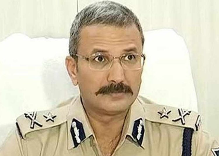 বিমানবন্দৰত আইপিএছ বিষয়াৰ বেগক লৈ হুলস্থুল, খুলি চাই সকলো হ'ল হতবাক! 1 বিমানবন্দৰত আইপিএছ বিষয়াৰ বেগক লৈ হুলস্থুল, খুলি চাই সকলো হ’ল হতবাক!