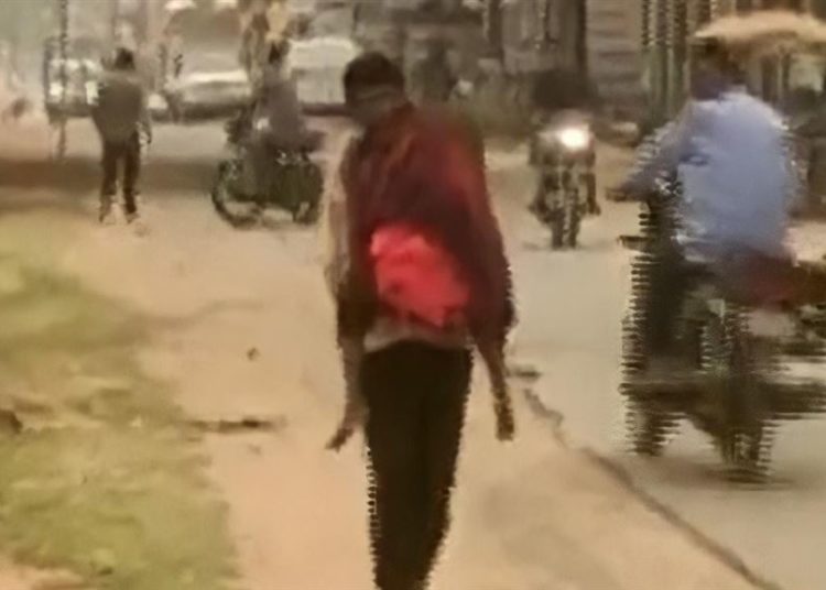 গাড়ী নাই, জীয়াৰীৰ মৃতদেহ কান্ধত লৈ ১০ কিলোমিটাৰ খোজকাঢ়িলে শোকত বিহ্বল পিতৃয়ে!