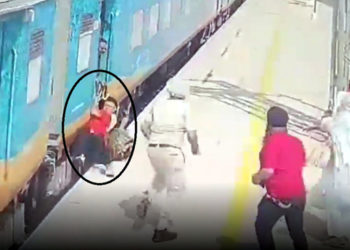 চলন্ত ৰে’লত উঠিবলৈ গৈ বিপত্তি, আৰপিএফ জোৱানৰ তৎপৰতাত ৰক্ষা পৰিল প্রাণ!