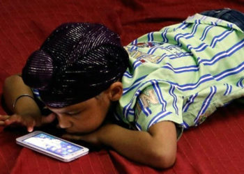 বিছনাত শুই স্মার্টফোনত ব্যস্ত থাকে নেকি আপোনাৰ শিশু? চাওক কি সমস্যা হ’ব পাৰে