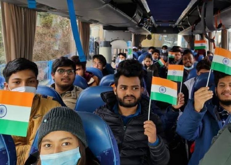 মানৱিক কৰিডৰেৰে এক লক্ষাধিক লোক আঁতৰালে ইউক্ৰেইনৰ পৰা