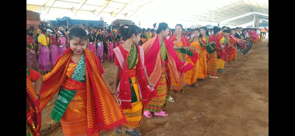 জনগোষ্ঠীৰ সাংস্কৃতিক দল সমূহে প্ৰধানমন্ত্ৰী গৰাকীক সভাস্থলীলৈ অহাৰ বাটত নিজ নিজ সংস্কৃতি প্ৰদৰ্শনেৰে আদৰণি