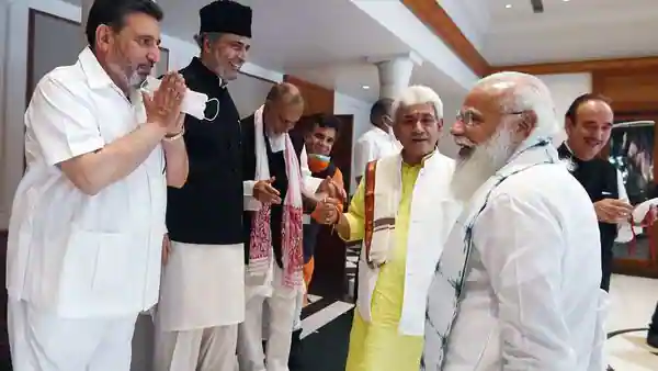 প্রধানমন্ত্রী নৰেন্দ্র মোদী কাশ্মীৰত