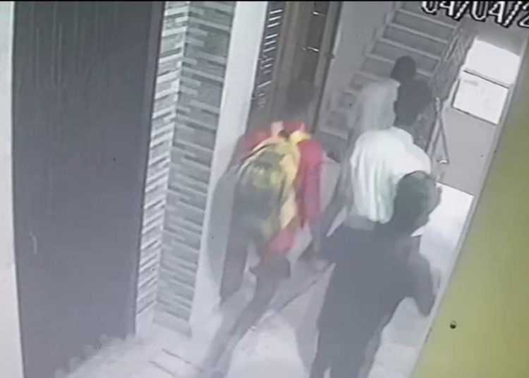 ব্যৰ্থ আৰক্ষী;গুৱাহাটী কিৰণশ্ৰী ৰেছিডেন্সিৰ ডকাইতিৰ ২৪ঘণ্টাৰ পিচতো চিনাক্ত কৰিব পৰা নাই অপৰাধী 1 ব্যৰ্থ আৰক্ষী;গুৱাহাটী কিৰণশ্ৰী ৰেছিডেন্সিৰ ডকাইতিৰ ২৪ঘণ্টাৰ পিচতো চিনাক্ত কৰিব পৰা নাই অপৰাধী