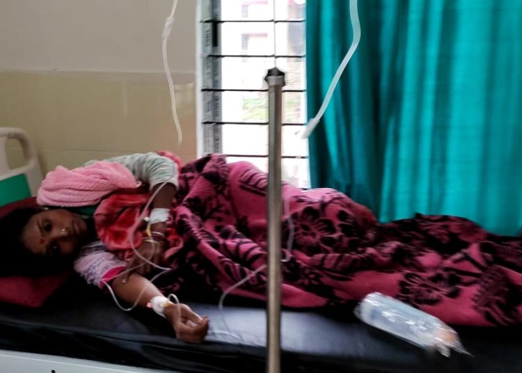 বনৰীয়া বিষাক্ত কাঠফুলা ভক্ষণ কৰি চৰাইদেউত সংকটজনক অৱস্থাত ৮ গৰাকীঃ