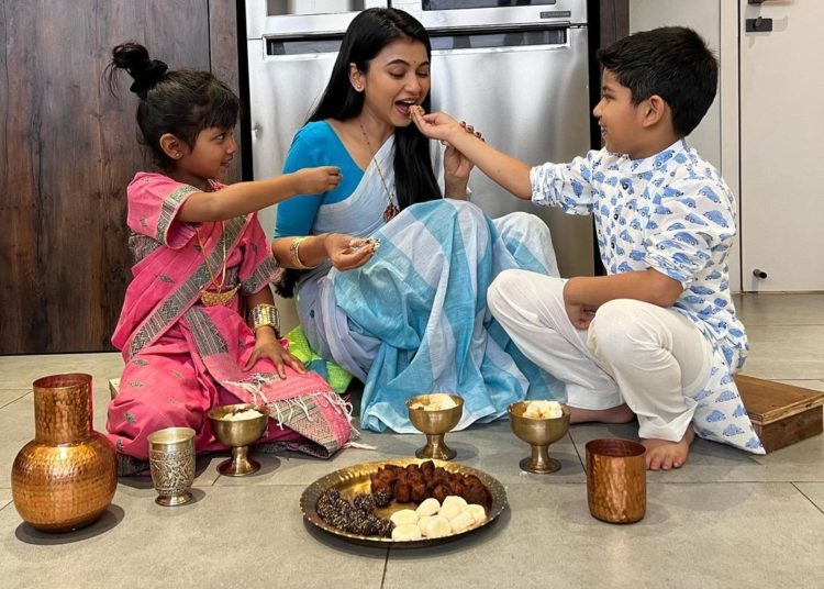 বিহুৰ কৃষ্টি-সংস্কৃতিৰ সৈতে আইমী বৰুৱাই নিজ পুত্ৰ-কন্যাক কৰালে চিনাকীঃ