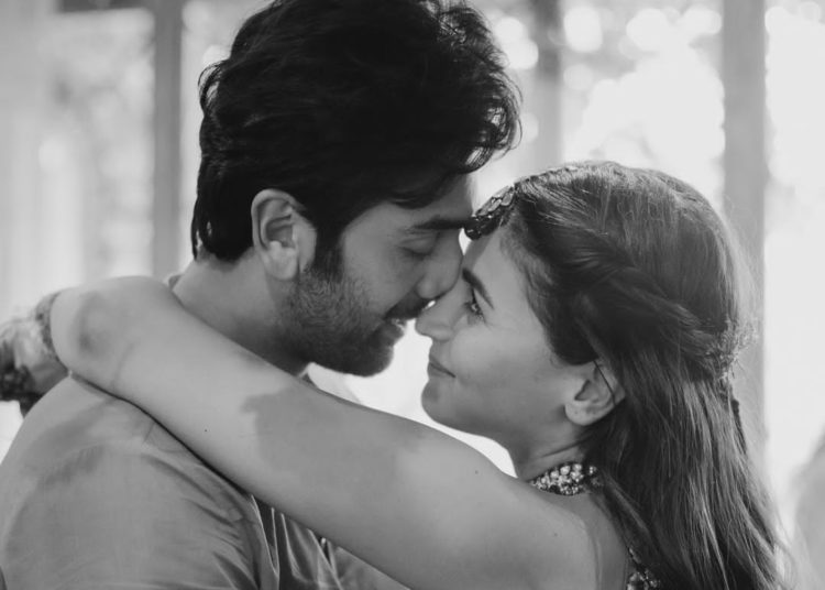 আলিয়াৰ বান্ধৱী সকলক ১২ লাখ টকা দিয়াৰ প্ৰতিশ্ৰুতি ৰণবীৰ কাপুৰৰঃ