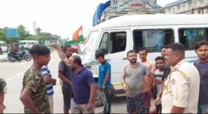 যাত্ৰীবাহী ট্ৰেভেলাৰ দুৰ্ঘটনাত পতিতঃ