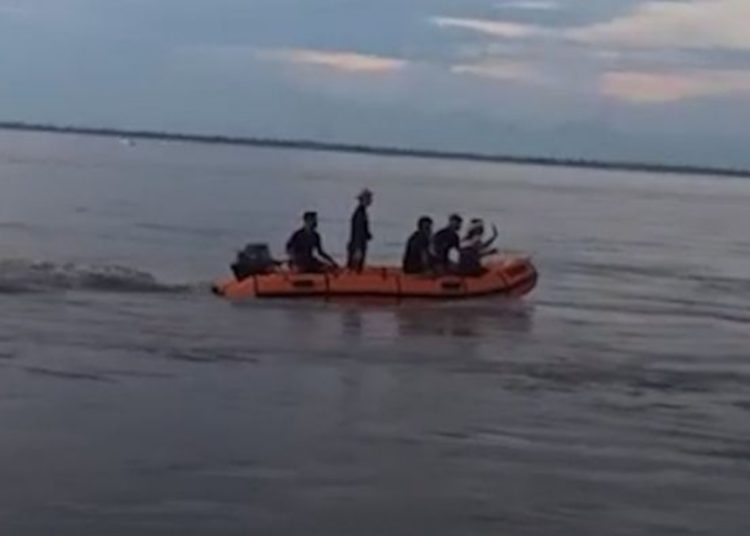 ধুমুহা-বৰষুণৰ ফলত দুৰ্ঘটনাত পতিত এখন নাওঁ, শিশুসহ তিনি গৰাকীৰ মৃত্যুঃ