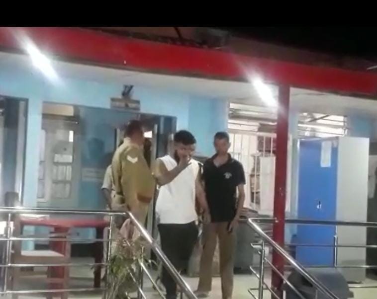 বিলাসী বাৰত উদ্ভণ্ডালি কৰা চাৰি যুৱকক আটক