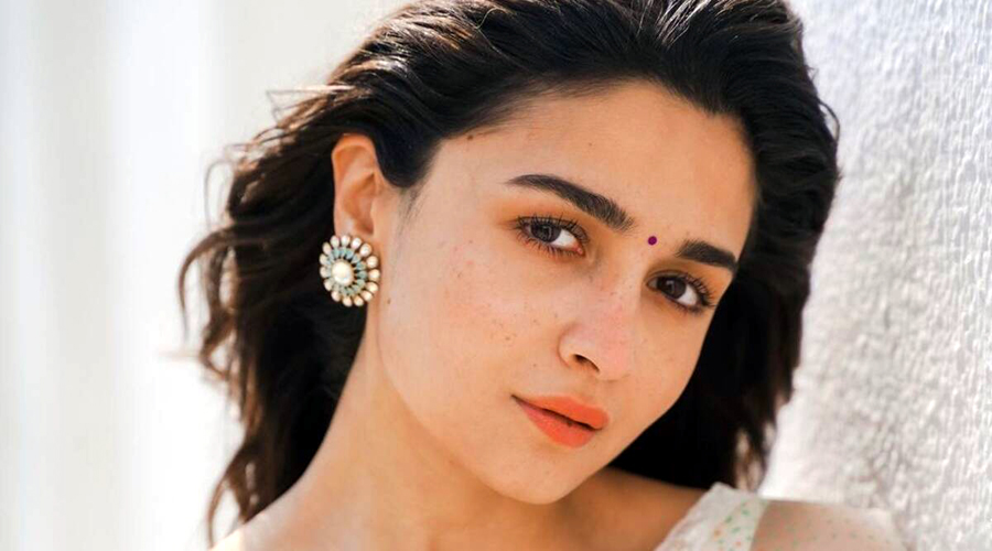 হলিউডত অভিষেকৰ দিশে আলিয়া ভাট