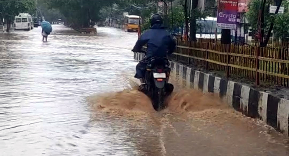 মহানগৰীৰ ৰাজপথত কৃত্ৰিম বান