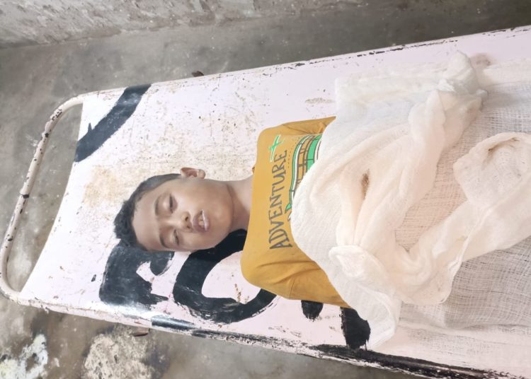 প্ৰধানমন্ত্ৰী আগমনৰ পূৰ্বে হেলিপেড নিৰ্মাণৰ বাবে খণ্ডা এক বৃহৎ গাঁতত পৰি মৃত্যুমুখত পৰা শিশুক কেন্দ্ৰ কৰি ব্যাপক চাঞ্চল্যঃ