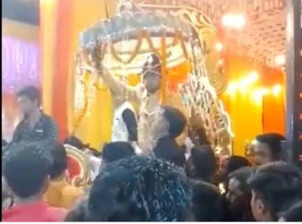 বন্দুক লৈ উল্লাসত মতলীয়া দৰা