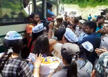 গুৱাহাটীত আপৰ প্ৰতিবাদ : মহিলা প্ৰতিবাদকাৰীক পুৰুষ আৰক্ষীয়ে হাত দিয়া গুৰুত্ব অভিযোগ