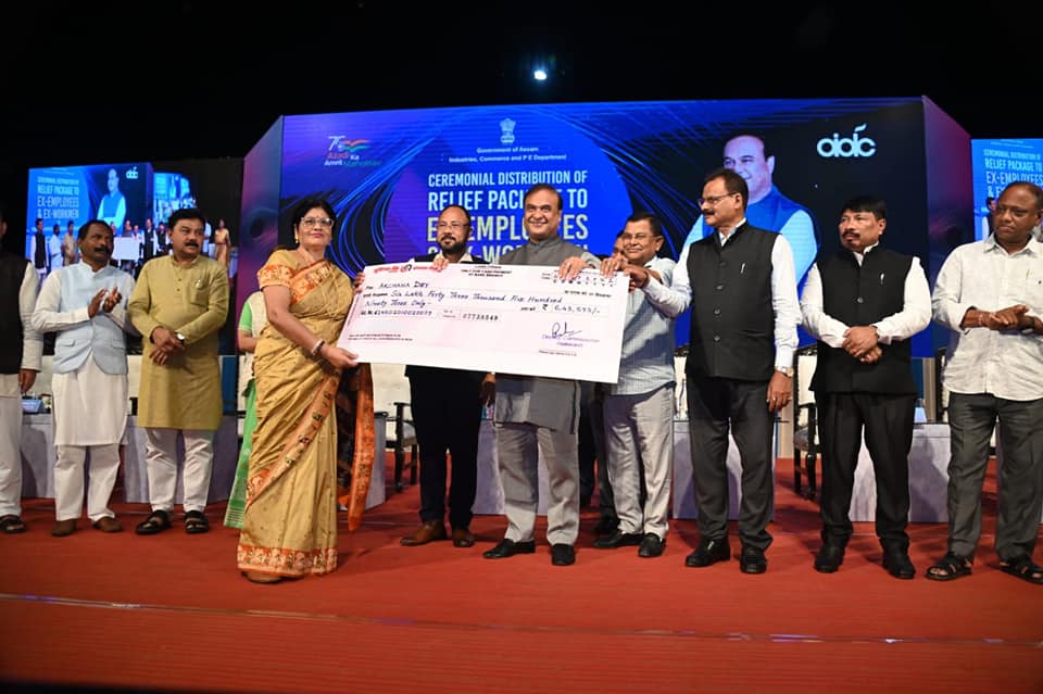 কাগজ কলৰ কৰ্মচাৰীক আনুষ্ঠানিকভাৱে সাহায্য প্ৰদান
