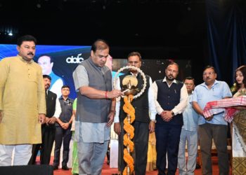 কাগজ কলৰ কৰ্মচাৰীক আনুষ্ঠানিকভাৱে সাহায্য প্ৰদান মুখ্যমন্ত্ৰীৰ: