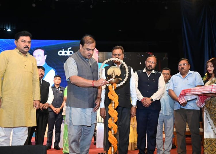কাগজ কলৰ কৰ্মচাৰীক আনুষ্ঠানিকভাৱে সাহায্য প্ৰদান মুখ্যমন্ত্ৰীৰ: