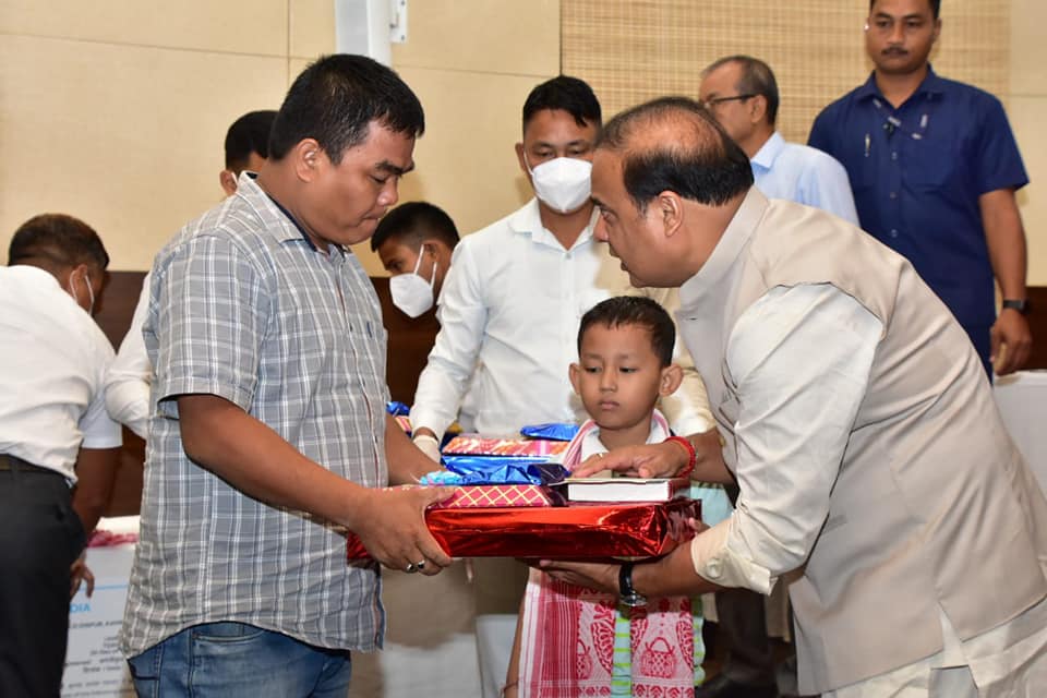 মুখ্যমন্ত্ৰী শিশু সেৱা আঁচনিৰ অধীনত আৰ্থিক সাহায্য প্ৰদান: