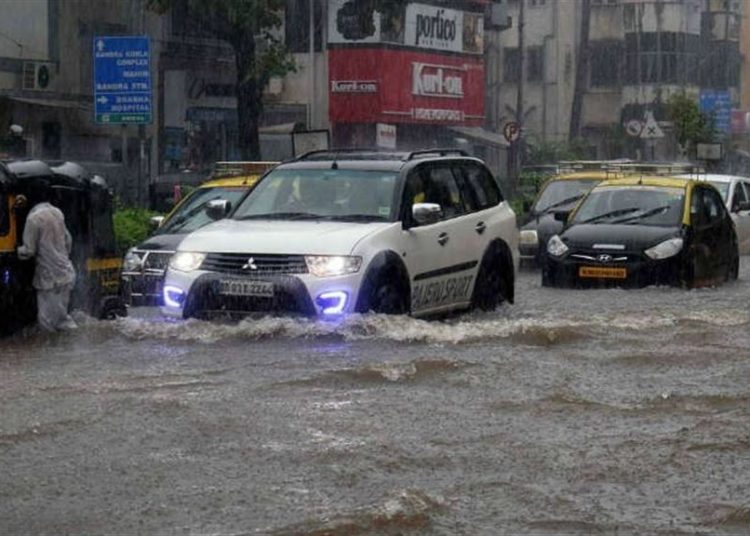 জলমগ্ন মুম্বাই, আগন্তুক কেইবাদিন ধৰি ধাৰাসাৰ বৰষুণৰ সম্ভাৱনা 