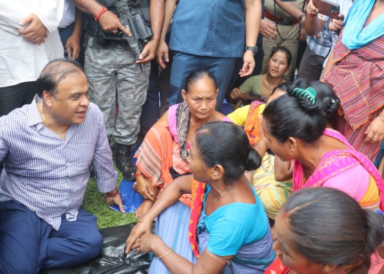 আজি বান পৰিস্থিতি পৰিদৰ্শন কৰিবলৈ চিৰাঙত উপস্থিত ৰাজ্যৰ মুখ্যমন্ত্ৰী ড° হিমন্ত বিশ্ব শৰ্মা