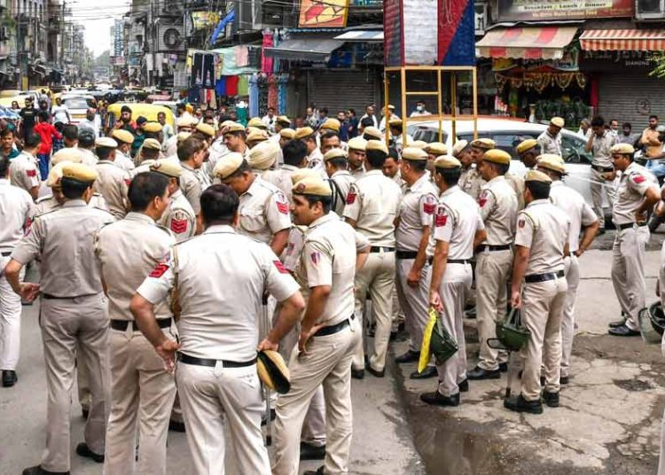 শ্ৰেণীকোঠালৈ উভতিছে দিল্লীৰ ৩৫ হাজাৰ আৰক্ষী! কিন্তু কিয়?