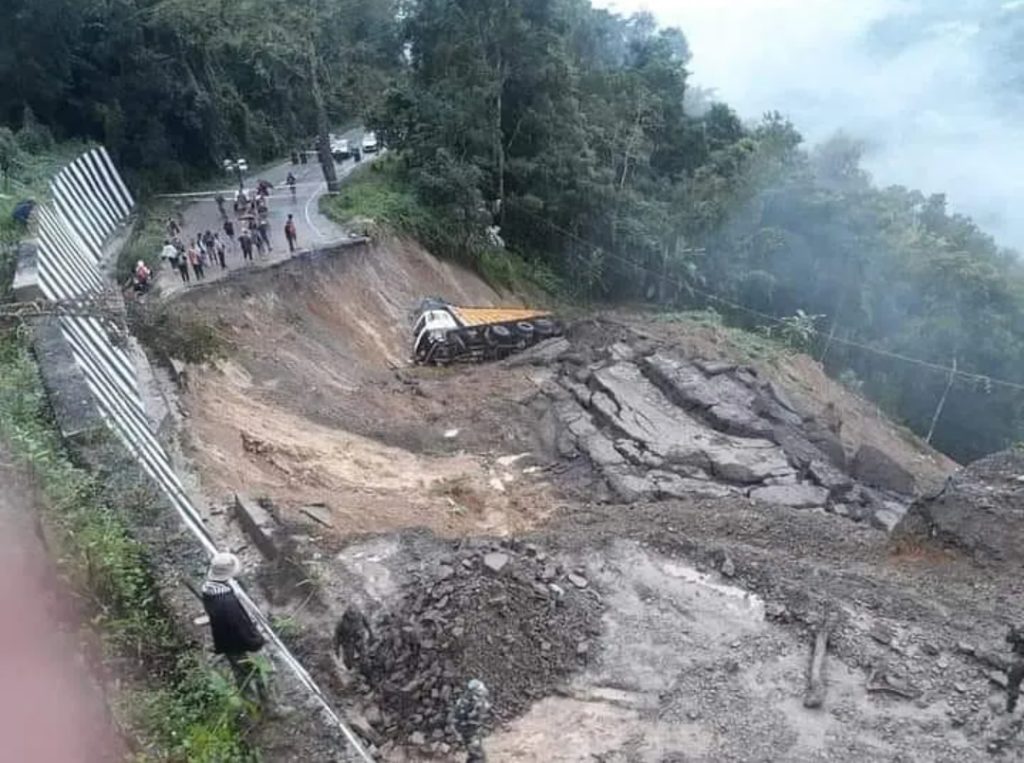 মণিপুৰৰ ৰে'লৱে নিৰ্মাণ শিবিৰত সংঘটিত প্ৰচণ্ড ভূমিস্খলনঃ