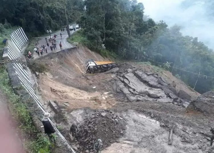 মণিপুৰৰ ৰে’লৱে নিৰ্মাণ শিবিৰত সংঘটিত প্ৰচণ্ড ভূমিস্খলনঃ ১৭ জন শ্ৰমিক এতিয়াও সন্ধানহীন