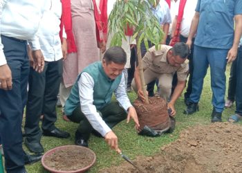 ডিফুৰ আৰবৰেটাম আৰু ক্ৰাফ্ট চেণ্টাৰত মুখ্যমন্ত্ৰী প্ৰতিষ্ঠানিক বৃক্ষৰোপন কাৰ্যসূচীৰ শুভাৰম্ভ: 1 ডিফুৰ আৰবৰেটাম আৰু ক্ৰাফ্ট চেণ্টাৰত মুখ্যমন্ত্ৰী প্ৰতিষ্ঠানিক বৃক্ষৰোপন কাৰ্যসূচীৰ শুভাৰম্ভ: