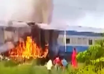 চলন্ত ৰে’লত জুই!বিহাৰৰ ভেলৱা ৰে’ল ষ্টেচনৰ সমীপত সংঘটিত ভয়ংকৰ দুৰ্ঘটনা