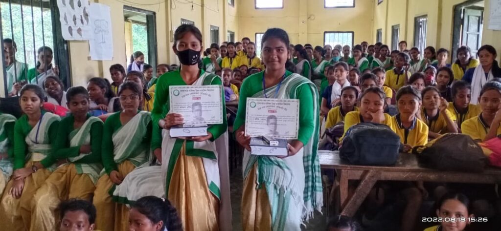 চন্দ্ৰনাথ বেজবৰুৱা শৈক্ষিক ন্যাসৰ বঁটা প্ৰদানঃ