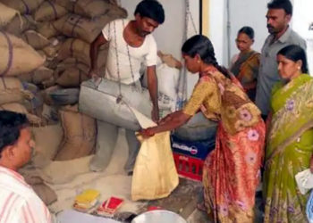 যন্তৰ-মন্তৰত ধৰ্ণাত প্ৰধানমন্ত্ৰীৰ ভাতৃ, কেন্দ্ৰীয় চৰকাৰৰ পৰা ক্ষতিপূৰণৰ দাবী