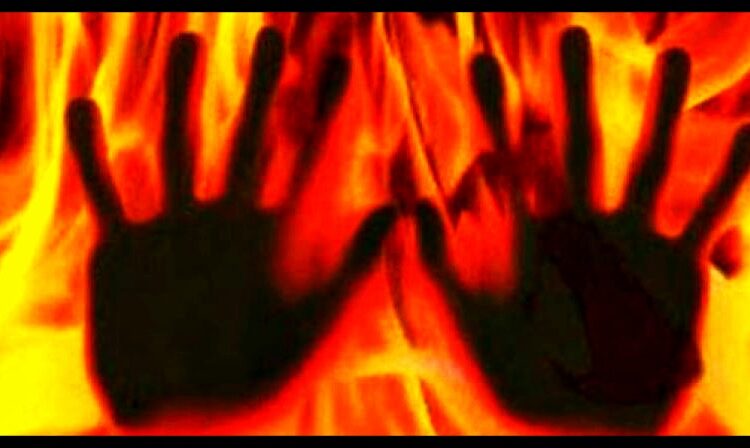 মহাৰাষ্ট্ৰ বিধানসভাৰ সন্মুখত গাত জুই লগাই আত্মহত্যাৰ চেষ্টা!