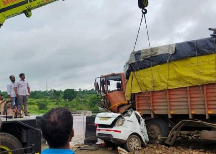 মহাৰাষ্ট্ৰৰ বীড জিলাৰ পাটোডা-মঞ্জৰচুভা পথত সংঘটিত শোকাৱহ পথ দুৰ্ঘটনাত নিহত শিশুসহ ৬ জন লোকঃ