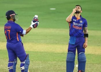 শতৰাণ কৰিলেই বিয়াৰ আঙঠিত চুমা খায় বিৰাটে, কিয়?