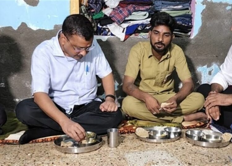 গুজৰাট বিধানসভা নিৰ্বাচন : আহমেদাবাদৰ অটোচালকৰ ঘৰত নৈশ আহাৰ গ্ৰহণ অৰবিন্দ কেজৰিৱালৰ
