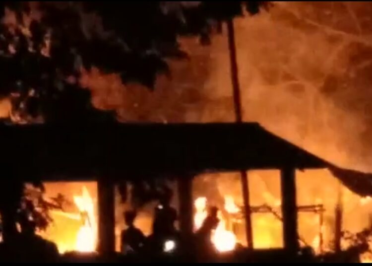 পশ্চিম কাৰ্বি আংলঙৰ টুম্প্ৰেঙত ভয়াবহ অগ্নিকাণ্ড: