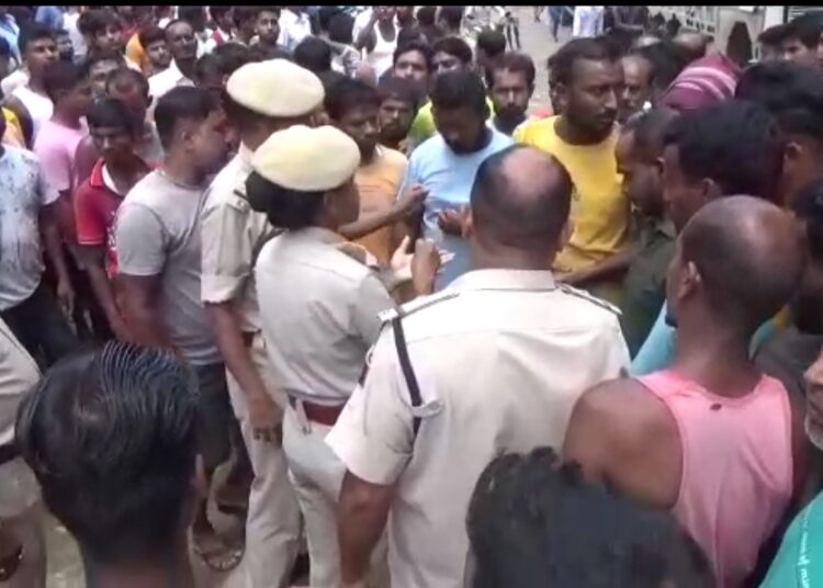 হোজাই লংকা বজাৰত সংঘটিত পথ দুৰ্ঘটনাত ট্ৰাকৰ চেপাত মৃত্যু মহিলাৰঃ