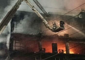 দিল্লীৰ জোতা কাৰখানাত ভয়ংকৰ অগ্নিকাণ্ড, ২ জনৰ মৃত্যু