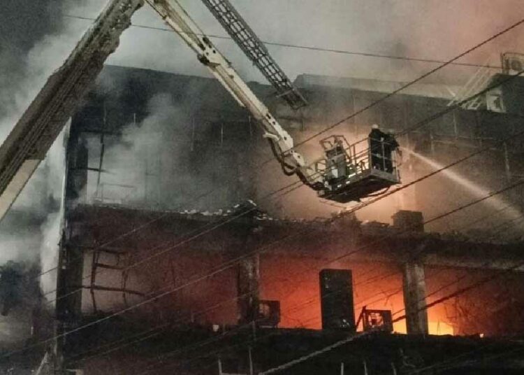 দিল্লীৰ জোতা কাৰখানাত ভয়ংকৰ অগ্নিকাণ্ড, ২ জনৰ মৃত্যু