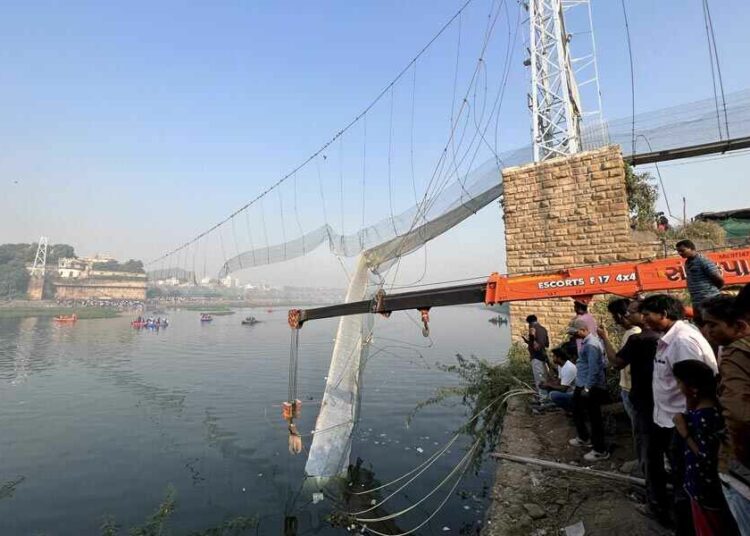 নিৰ্বাচনী কৌশল! গুজৰাটৰ মৰ্বি দলং কাণ্ডত নিলম্বিত মুখ্য পৌৰ বিষয়া