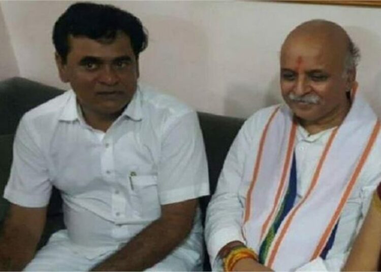 গুজৰাটত কংগ্রেছৰ প্রার্থী বিশ্ব হিন্দু পৰিষদৰ প্রবীণ তোগাড়িয়াৰ ভাতৃ