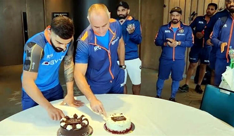 টিম হোটেলত কেক কাটি জন্মদিন উদযাপন বিৰাট কোহলীৰ: