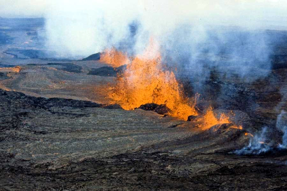 বিশ্বৰ সৰ্ববৃহৎ জীৱন্ত আগ্নেয়গিৰি জাগ্ৰত